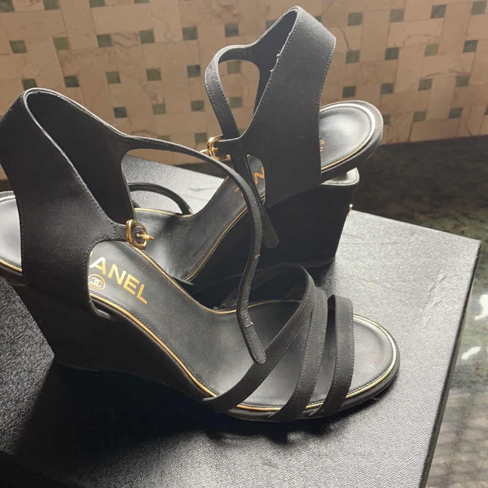 Chanel shoes worn great condition - Picture 3 of 7